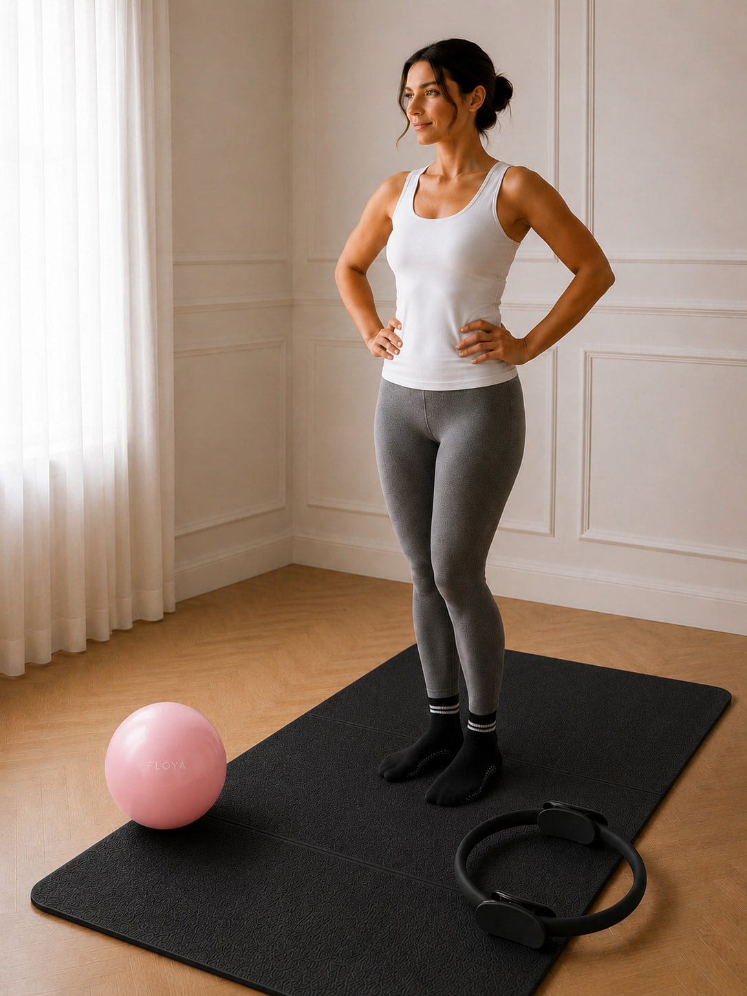 Femme prête pour sa séance de Pilates à la maison avec le Kit Essentiel Floya