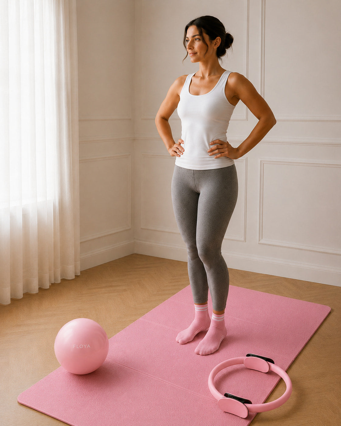 Femme prête pour sa séance de Pilates à la maison avec le Kit Essentiel Floya