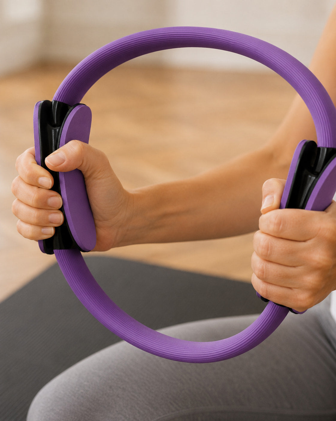 Femme utilisant l'anneau de Pilates Floya, résistance en action