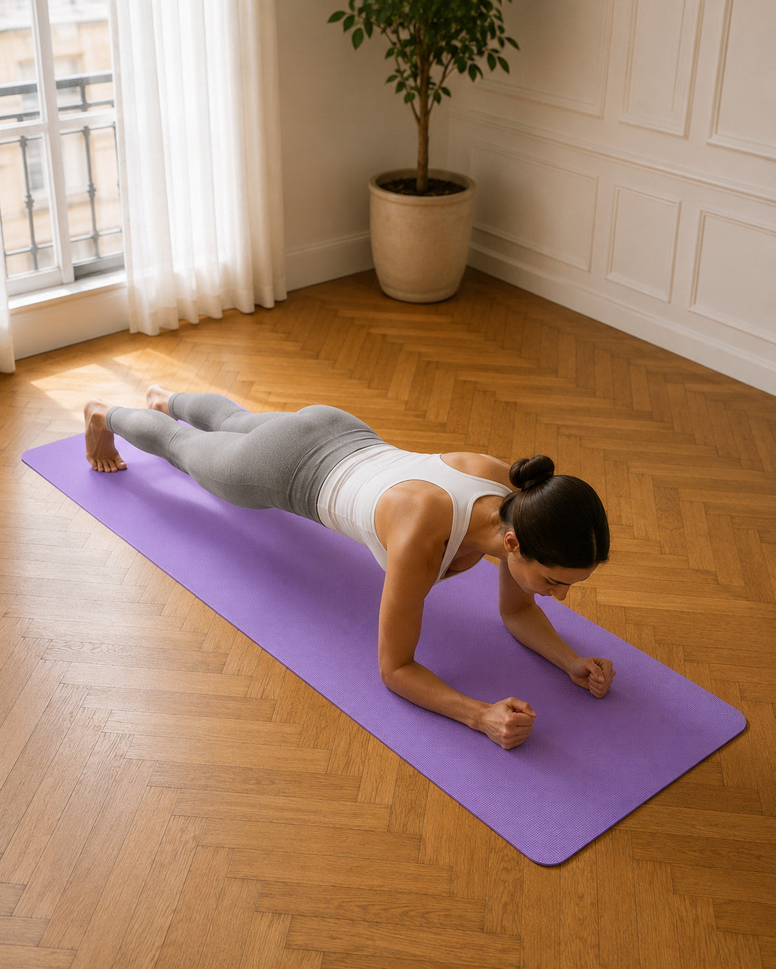 Femme utilisant le tapis de Pilates Floya, stabilité en gainage